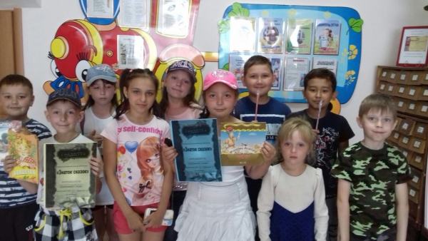 "Сүйікті ертегілерді парақтай отыра"