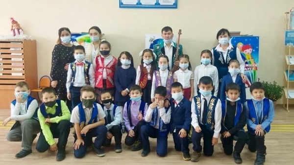 И в песнях, и в стихах акынов пусть расцветает край родной