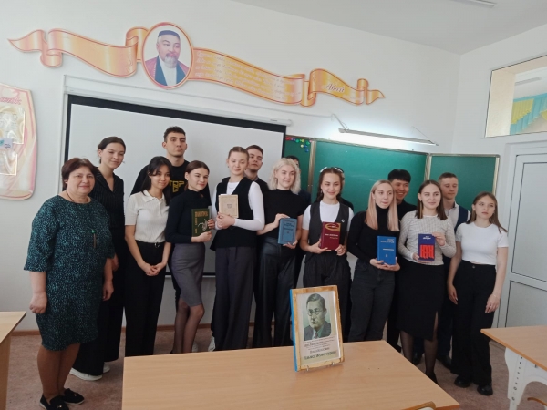 Он наш поэт, он наша слава