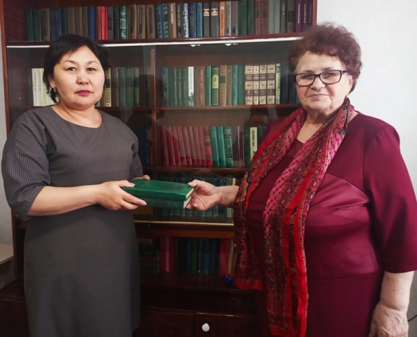 Мы вам слюбовью книгу дарим